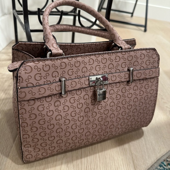 New Guess Blush Mauve Logo Satchel Lock Bag Crossbody adjustable Strap - Picture 3 of 13